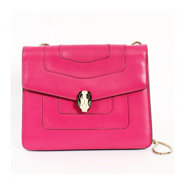 BVGARI. Bolso modelo «Serpenti forever» en piel de becerro Shiny Brushed de tonalidad fucsia con detalles en negro.