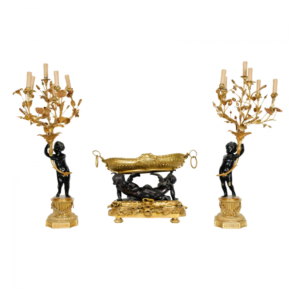 Juego de pareja de candelabros y centro en bronce dorado y pavonado según modelos de Clodion, s.XX.