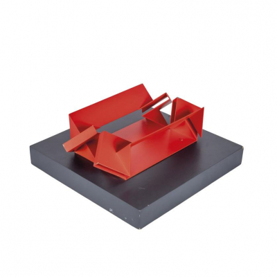 Eduardo Ramírez Villamizar &quot;Sin título&quot;. Escultura realizada en acero patinado sobre base de madera 