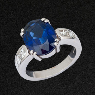Anillo de oro blanco de 18 K. con zafiro azul talla oval  