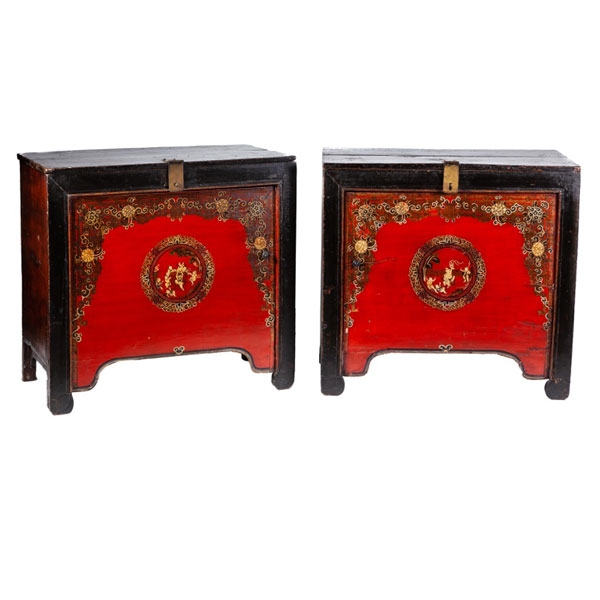 Pareja de muebles orientales lacados en negro y rojo con puerta central