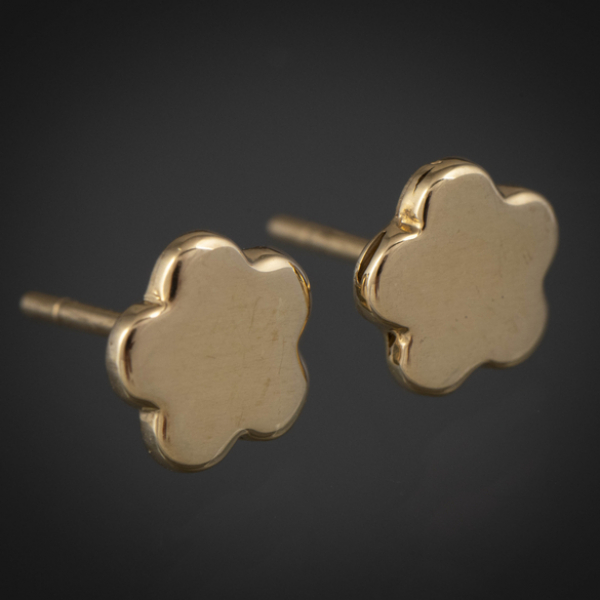 Pareja de pendientes en forma de flor en oro amarillo de 18 kt.