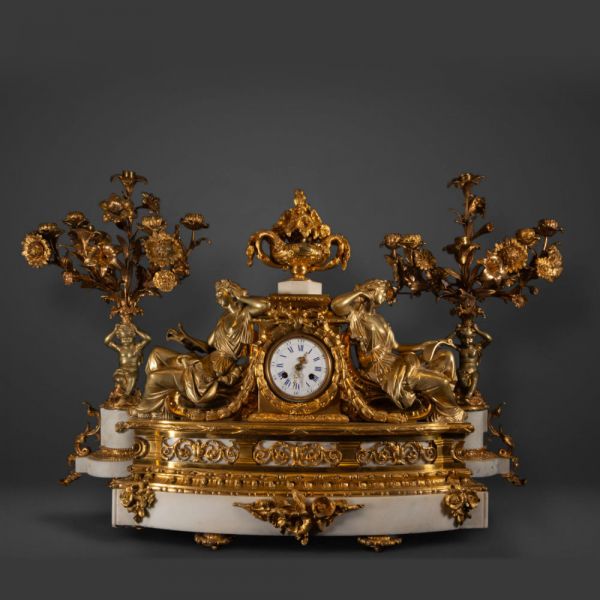 Preciosa y Monumental Guarnición francesa Napoleón III en bronce dorado del siglo XIX y mármol blanco de Carrara, siglo XIX.