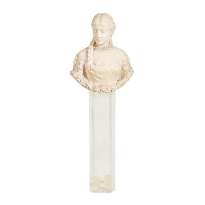 Escuela italiana, fles. del s.XIX-ppios. del s.XX.  Margherita.  Busto en alabastro tallado sobre peana en metacrilato. 