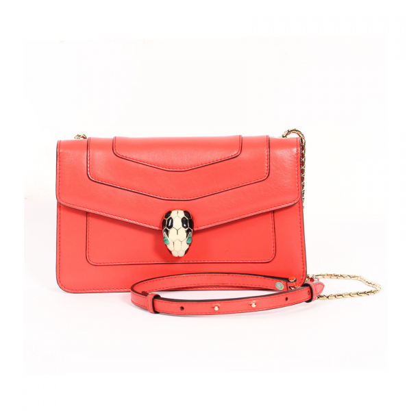 BVLGARI. Bolso modelo «Serpenti forever» en piel de becerro Shiny Brushed de tonalidad roja con detalles en negro.