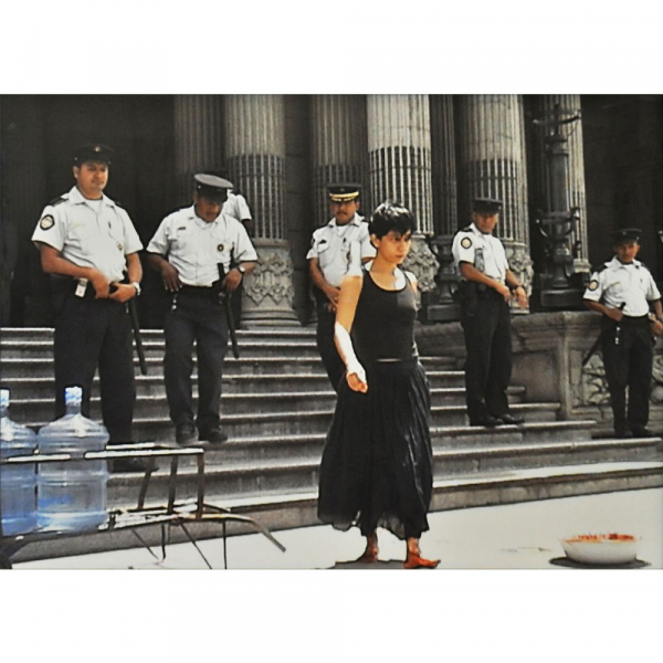Regina José Galindo (Guatemala, 1974) - ¿Quién puede borrar las huellas? (2003). Stampa Lambda sobre Forex.