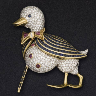 Gran broche de pato en oro amarillo y blanco de 18 K y zafiros.