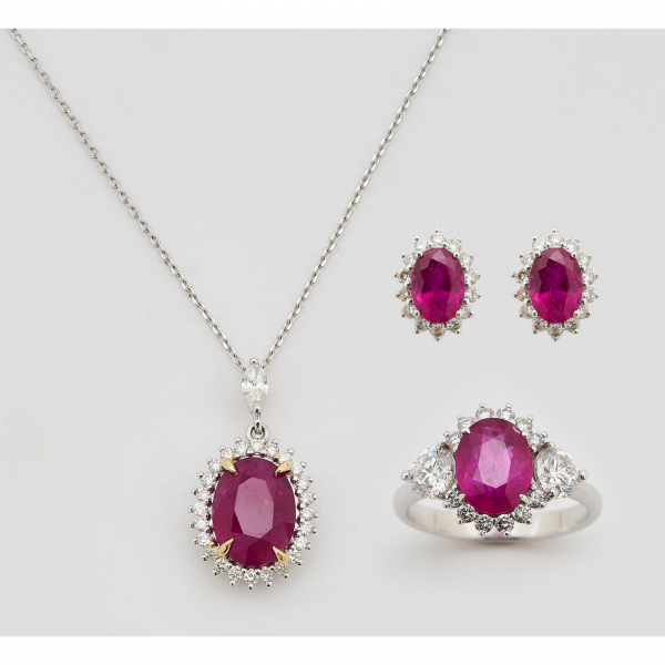 Juego de pendientes, sortija y gargantilla diseño rosetón con rubí de Myanmar ( Burma ) talla oval orlado por diamantes talla brillante y un diamante talla marquise en la gargantilla.