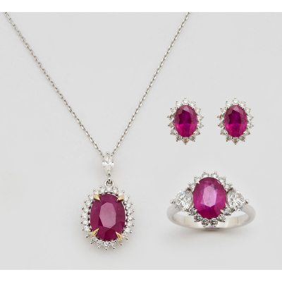 Juego de pendientes, sortija y gargantilla diseño rosetón con rubí de Myanmar ( Burma ) talla oval orlado por diamantes talla brillante y un diamante talla marquise en la gargantilla.