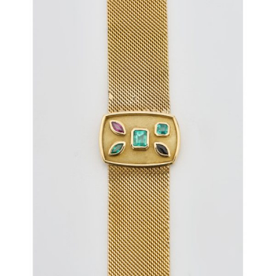 Pulsera en oro mate y brillo con armis de esterilla y centro de esmeraldas, rubí y zafiro azul tallas octogonal y marquise engastadas en chatón. 