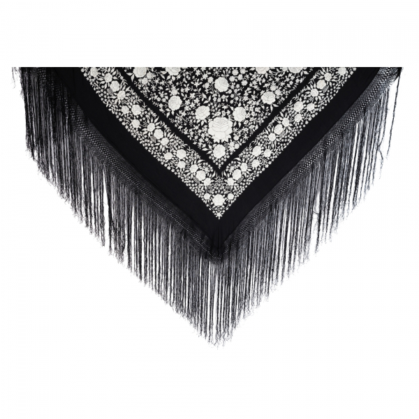 Mantón de Manila en seda de tonalidad negra bordado a mano con decoraciones florales en blanco, s.XX.