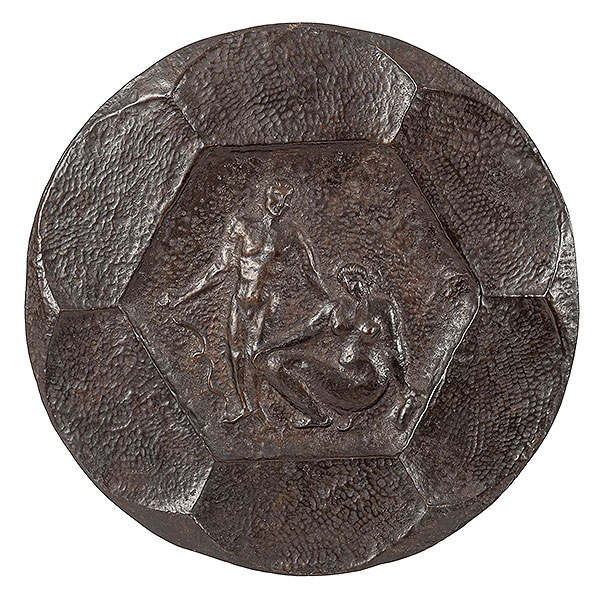 Julio González.  Adán y Eva.  Plato en bronce repujado. Realizado c.1910-1914. Apoya sobre plafón en madera. 