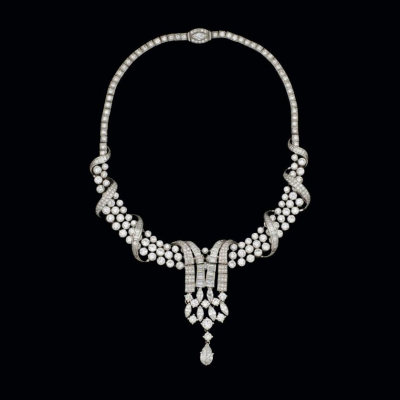 Magnífico collar de platino con diamante talla pera de 1,50 cts. aprox., siete diamantes talla marquise, diamantes talla baguette y brillantes en chatón y en boquilla cuadrada.