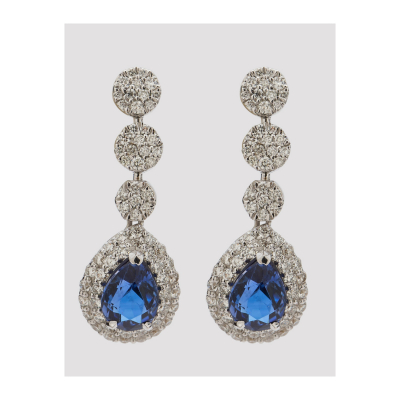 Pendientes en oro blanco con rosetones de diamantes talla brillante y zafiro azul talla perilla.