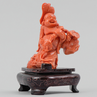 "Buda de la felicidad" Figura escult&oacute;rica realizada en color rojo. Trabajo Chino, Primera mitad del siglo XX