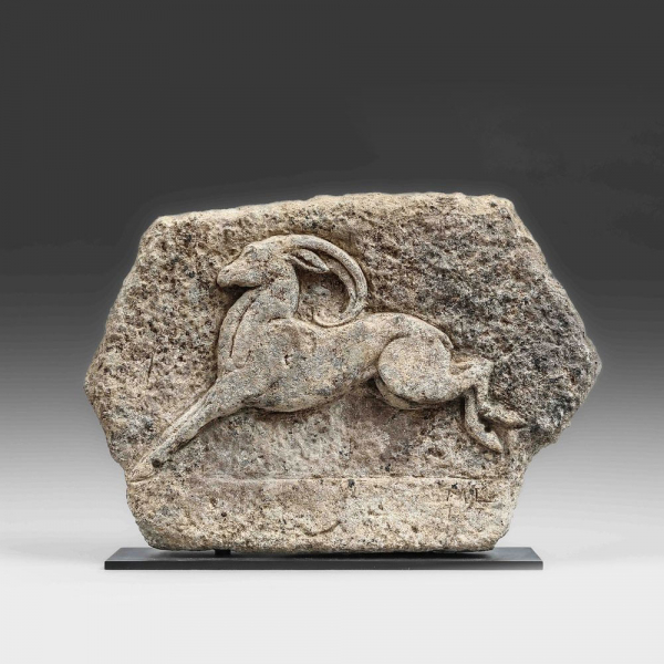 Alto relieve Arcaico posiblemente Griego o Romano cincelado en piedra con motivo de Carnero o &Iacute;bice saltando.