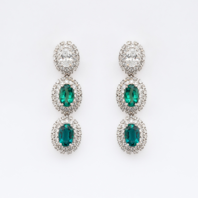Pendientes largos en oro blanco con tres rosetones de diamante y esmeraldas (Colombia) talla oval orlados por diamantes talla brillante. 