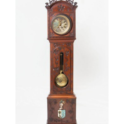 Reloj de pie con caja en madera de caoba tallada Art Noveau.