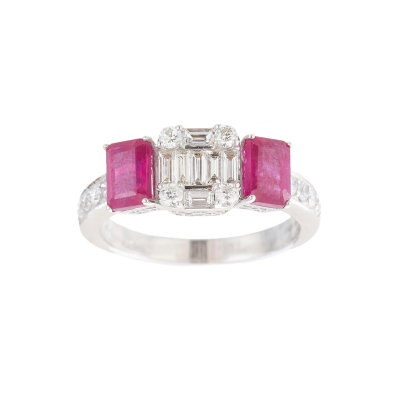 Sortija en oro blanco con diamantes tallas brillante y baguette y rubíes talla esmeralda engastados en garras.