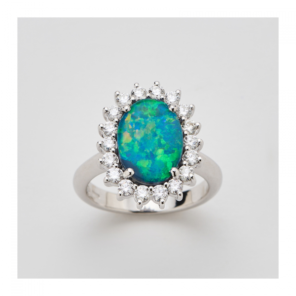 Sortija rosetón en oro blanco con ópalo australiano talla oval orlado por diamantes talla brillante.