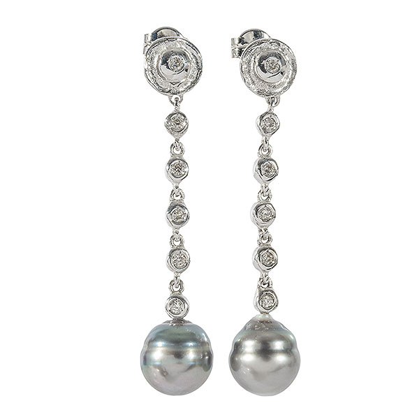 Pendientes largos en oro blanco con cadena de diamantes talla brillante engastados en chatón, 0,15 ct aprox. y perla Tahití