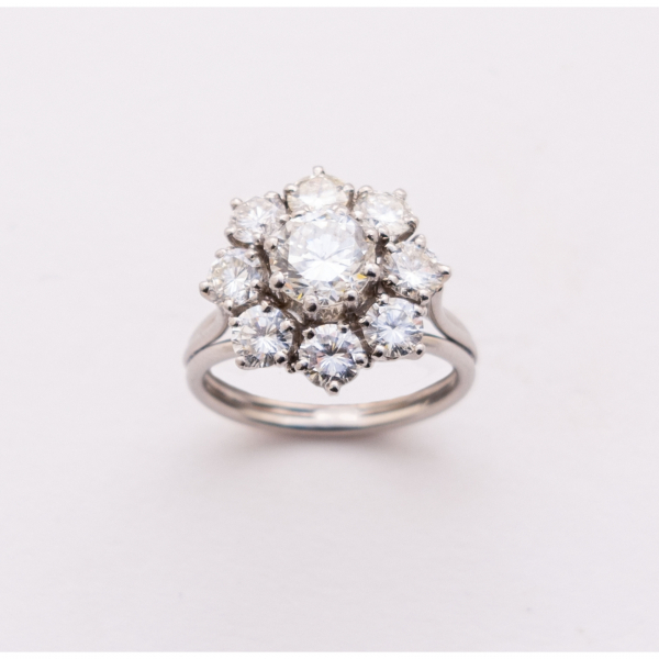 Sortija roset&oacute;n en oro blanco con diamantes talla brillante engastados en garras.