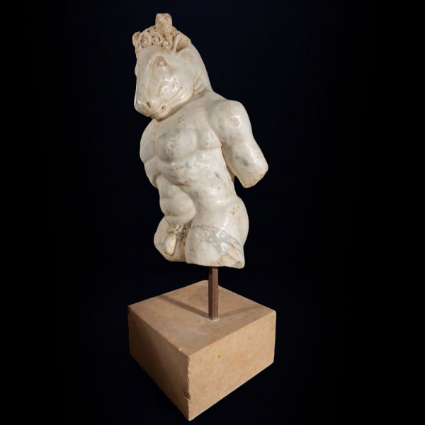 Escultura de mármol Minotauro del siglo XVIII a principios del XIX.