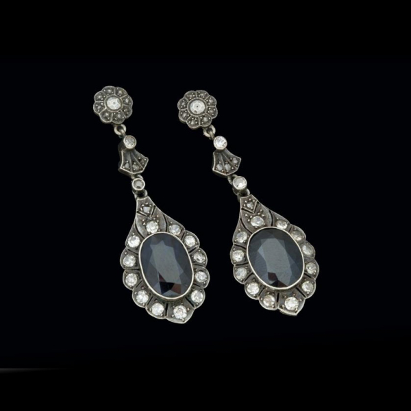 Pendientes antiguos de oro, plata, zafiro sintético y diamantes. 
