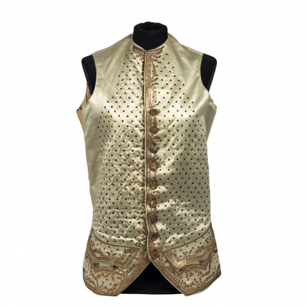 Chupa neoclásica de raso de seda en tono verde celadón, con escote a la caja y sin mangas. 