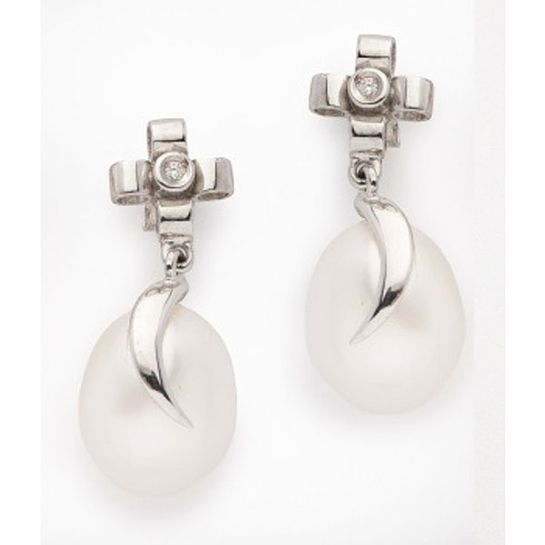 Pendientes largos en oro blanco diamantes y perlas