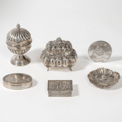 Conjunto de cap&oacute;n, cenicero, moneda medall&oacute;n y dos cajas de rape y joyerito en plata espa&ntilde;ola y punzonada.