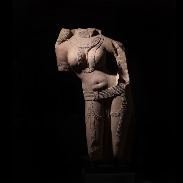 Importante torso Kushan a tamaño real de "Bailarina Celestial". India - Siglo II d.C.