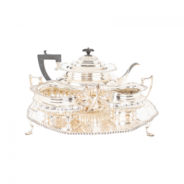 Juego de café de cuatro piezas en plata inglesa punzonada con contrastes de la ciudad de Liverpool, s.XX.  