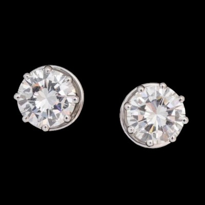 Pendientes de oro blanco de 18 K. con brillantes de 1,56 y 157 cts. 