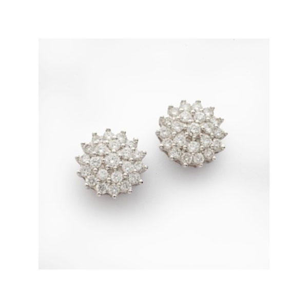 Pendientes en oro blanco con cuajado de diamantes talla brillante  con un peso total de 0,65 cts. aprox.