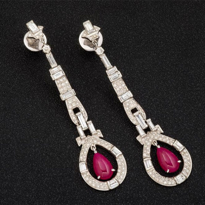 Pendientes largos de oro blanco de 18 K. con perillas de rubí de Mozambique (5,70 cts.)