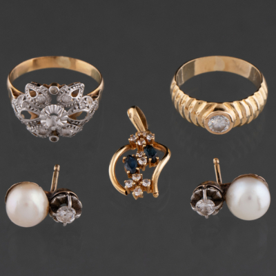 Conjunto de dos sortijas, colgante y pareja de pendientes en oro amarillo de 18 kt con perla cultivada.