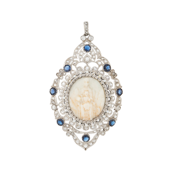 Medalla devocional en platino con representación de la Virgen de Montserrat en marfilina, c.1950.