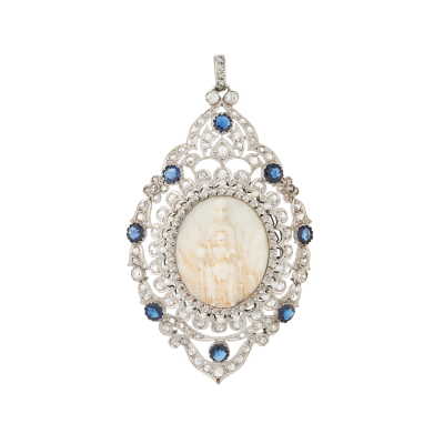 Medalla devocional en platino con representación de la Virgen de Montserrat en marfilina, c.1950.