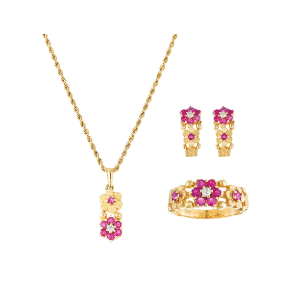 Juego de pendientes, sortija y cadena cordón con colgante diseño flor y rosetón de rubíes talla redonda y diamante talla brillante engastados en garras.