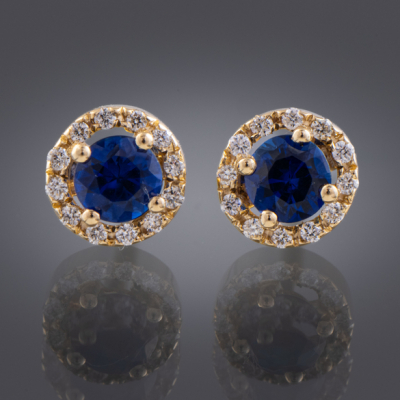 Pareja de pendientes en oro amarillo de 18 kt con brillantes y zafiros.