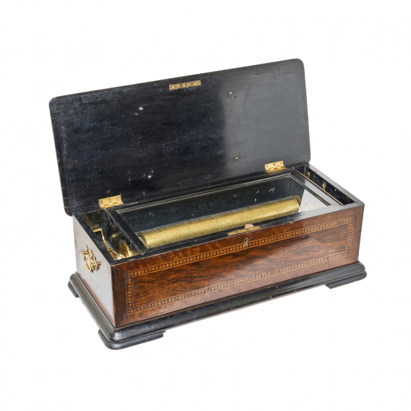 Caja de música inglesa en madera de chicaranda con marqueterías contrastadas con representación de instrumentos enlazados y fileteados en boj, s.XIX.