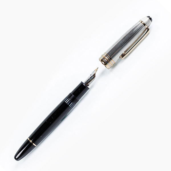Estilográfica MONTBLANC Meisterstück nº 146, cuerpo de laca negra con capuchón de plata maciza y plumín en oro bicolor 14K