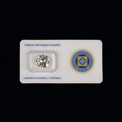Diamante talla brillante de 7,41 cts.Color: I. Pureza: SI1. Fluorescencia: slight,bluish. Cut: good.