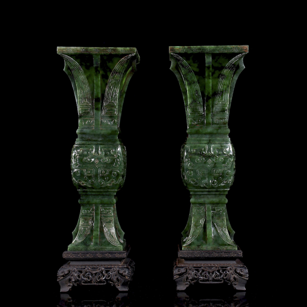 Pareja de jarrones Gu de jade verde espinaca &quot;Taotie&quot;, dinastía Qing. 
