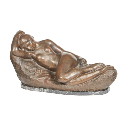 Enric Casanovas Roy (Barcelona, 1882-1948) Desnudo sobre rosas. Escultura en bronce patinado sobre base en mármol negro veteado.
