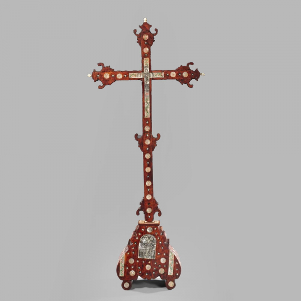 Exquisita gran cruz palestina de Jerusal&eacute;n policromada del siglo XVIII. 
