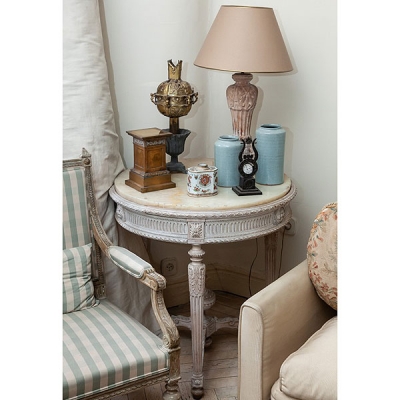 Velador franc&eacute;s de madera policromada