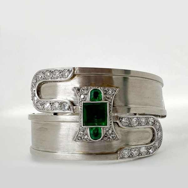 Muy Importante Gran Brazalete años 20 al estilo Louis Cartier de 60.1g en oro blanco de 18k y esmeraldas. 