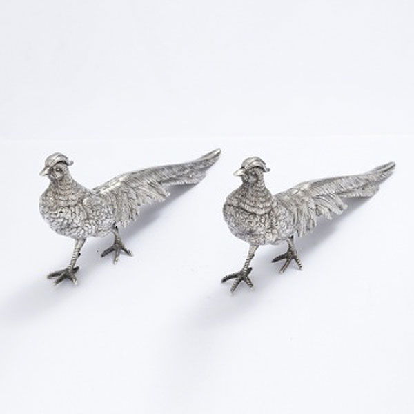 Pareja de figuras en plata representando faisanes. Marcas de platero.  Época: S. XX